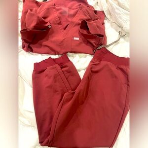 Figs xl cherry set like new